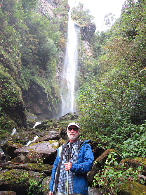 Lee visits the waterfalls at Santiago Comaltepec