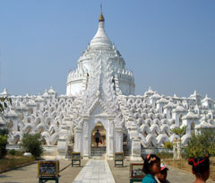 LLocated in Mingun (near Mandalay), the Hsinbyume Pagoda is built in circular terraces representing mountain ranges.