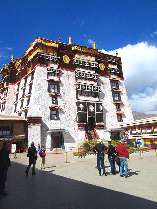 Yellow-painted courtyard known as a Deyangshar separates the living quarters with the Red Palace. Yellow-painted courtyard known as a Deyangshar separates the living quarters with the Red Palace.